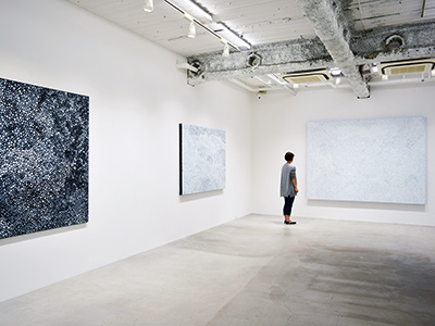 草間彌生|モノクローム