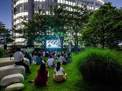 屋上庭園にて屋外映画上映会が初開催