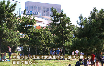 �؉A�̂���Ő��͉Ƒ��A�����Ă��ɋ΂��ގ�҂�œ��키