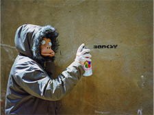 L[E}XÑoNV[ Banksy, Monkey Mask Session (Tag) 2003N@© Photographed by James Pfaff
