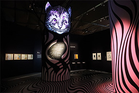 V&Ał̓W̗lq@Alice Curiouser and Curiouser, May 2021, Victoria and Albert Museum Installation Image, Cheshire Cat created by Victoria and Albert Museum, Alan Farlie, Tom Piper, Luke Halls Studio@©Victoria and Albert Museum, London
