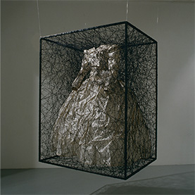 ctsZUSTAND DES SEINSȉ݂ԁj-EFfBOhXt2008N H.130~W.100~D.80 cm © JASPAR, Tokyo, 2024 and Chiharu Shiota Courtesy of Kenji Taki Gallery Photo: Tetsuo Ito