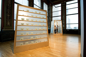 リー・ミンウェイ 《プロジェクト・手紙をつづる》 1998年／展示風景：「リー・ミンウェイ：非永続性」シカゴ・カルチャー・センター、2007年／撮影：Anita Kan