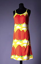 ドレス、服飾デザイン：ミカ・ピーライネン、2001年　ファブリック≪マンシッカヴオレト≫（イチゴの山々）、図案デザイン：マイヤ・イソラ、1969年　Design Museum / Harry Kivilinna