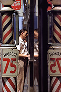 ソール・ライター　《散髪》 1956年　発色現像方式印画　ソール・ライター財団蔵 ©Saul Leiter Estate