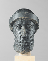 《王の頭部》、通称《ハンムラビ王の頭部》	バビロン第1王朝、前1840年頃　イラン、スーサ出土	Photo © Musée du Louvre, Dist. RMN-Grand Palais / Raphaël Chipault /distributed by AMF-DNPartcom