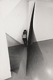 宮本和子 《黒い芥子》 1979年 糸、釘　サイズ可変 Courtesy: Exile, Vienna, and Take Ninagawa, Tokyo 展示風景：A.I.R.ギャラリー（ニューヨーク）1979年