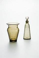 アイノ・アアルト《「ボルゲブリック」花瓶、ボトル》1932 年、カルフラガラス製作所、コレクション・カッコネン蔵、Photo/Räuno Traskelin