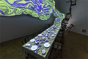 V&Aでの展示の様子　Alice Curiouser and Curiouser, May 2021, Victoria and Albert Museum Installation Image, Tea Party created by Victoria and Albert Museum, Alan Farlie, Tom Piper, Luke Halls Studio　©Victoria and Albert Museum, London