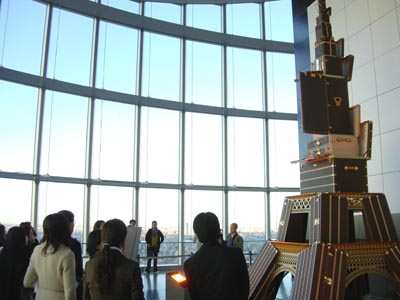 東京シティビューに建つルイ･ヴィトン製トランクタワー