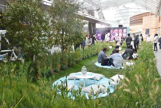 イギリス・アイラ島の自然を再現した会場でウイスキーを楽しむ「ブルックラディ The Pop-Up」