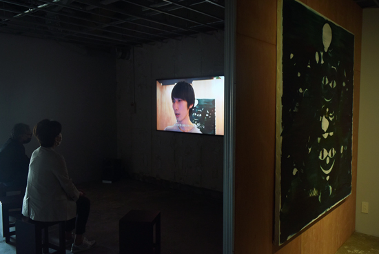 貴重なインタビュー映像も公開。中園孔二個展「すべての面がこっちを向いている」