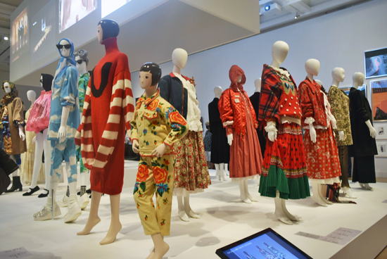 もんぺ、ヒッピー、ボディコン、裏原系、サステナブル…戦後日本ファッション史をたどる世界初の大規模展！