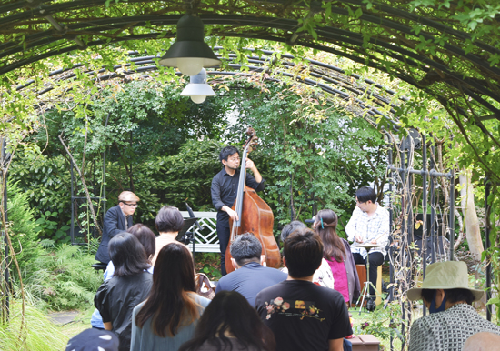 ルーフガーデンでジャズコンサート開催。街の音楽祭「ARK Hills Music Week 2021」