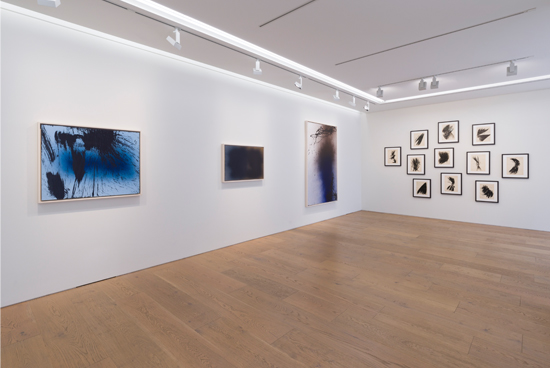 キャンバスに打ち付けるように命を吹き込む アンス・アルトゥング展