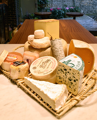 通のおもたせ 「ナチュラルチーズ専門店 フェルミエ」のチーズ（愛宕